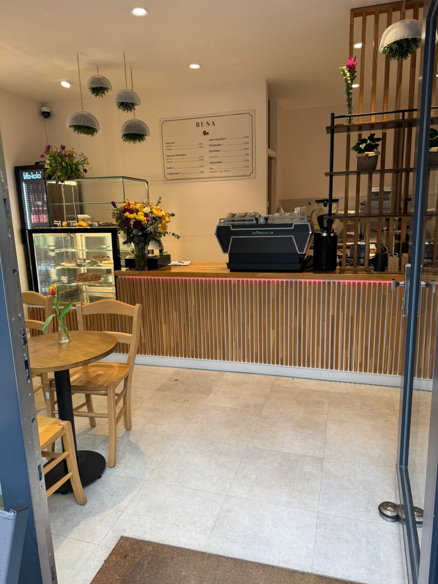 Innenraum des BUNA Charlottenburg Cafés