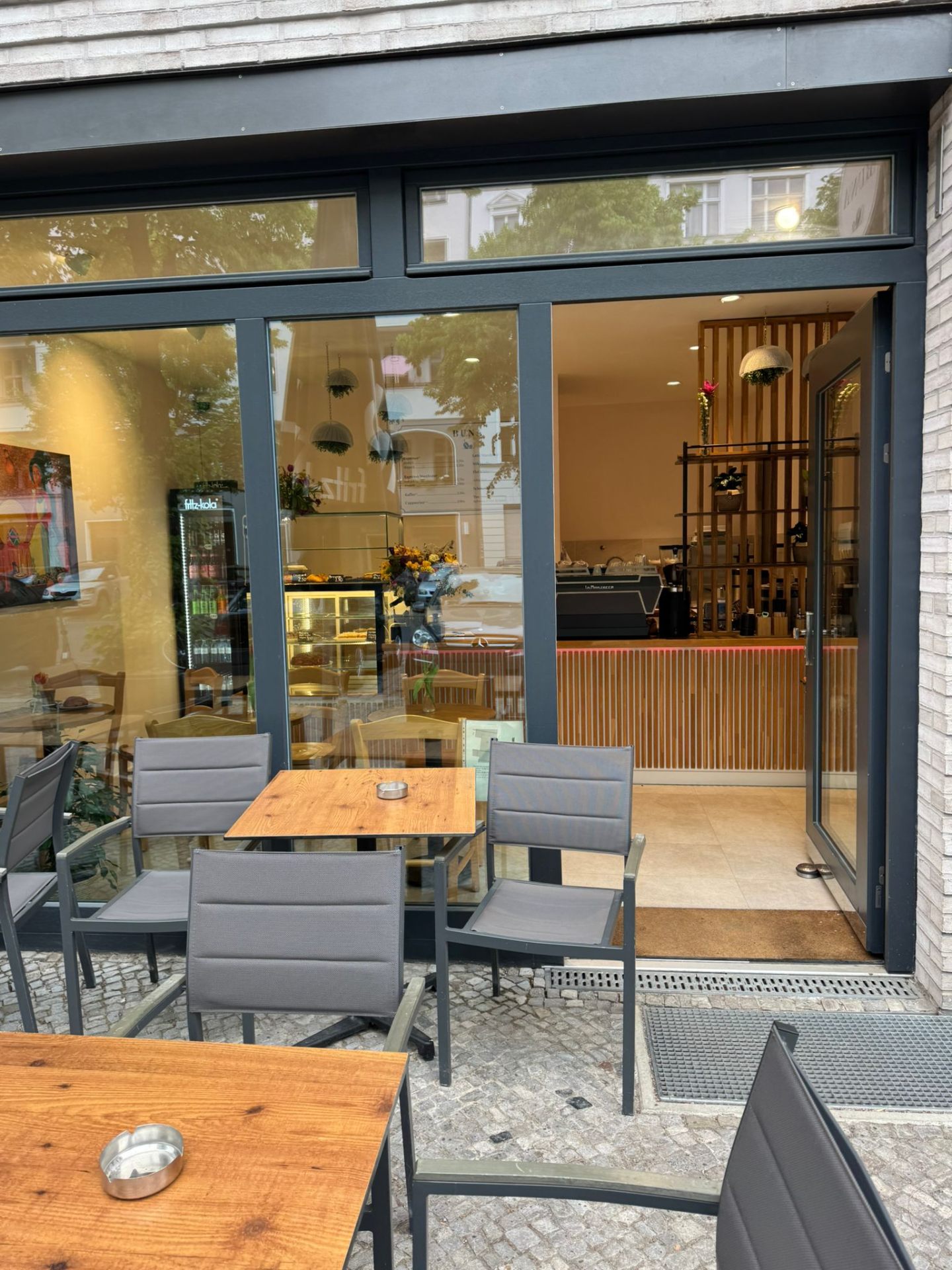 Eingang und Schaufenster des BUNA Charlottenburg